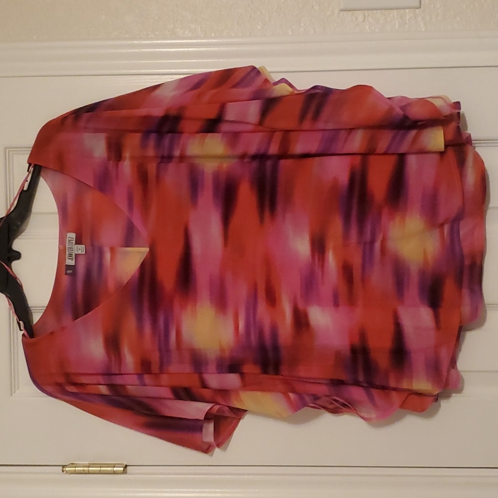 Jennifer Lopez size 1X. Beautiful  print arm pit to arm pit 24" lenght 25".